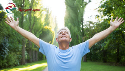 Счастливый мужчина гуляет в парке