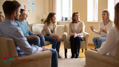 Люди сидят в кругу